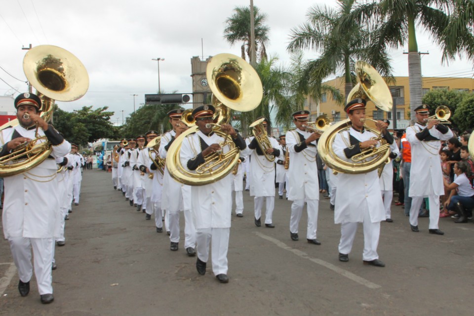 Desfile do Centenário reúne milhares de pessoas na Praça Ramez Tebet