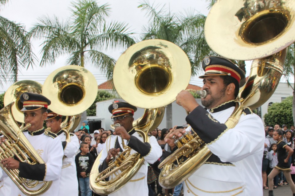 Desfile do Centenário reúne milhares de pessoas na Praça Ramez Tebet