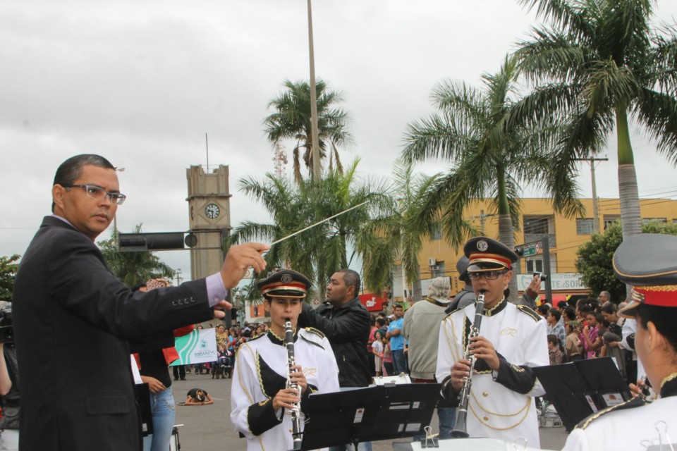 Desfile do Centenário reúne milhares de pessoas na Praça Ramez Tebet