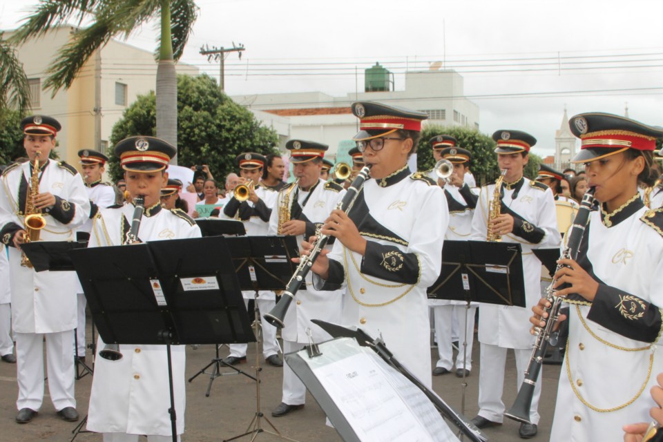 Desfile do Centenário reúne milhares de pessoas na Praça Ramez Tebet