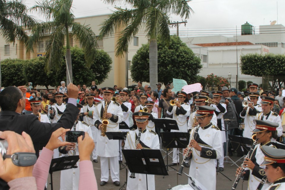 Desfile do Centenário reúne milhares de pessoas na Praça Ramez Tebet