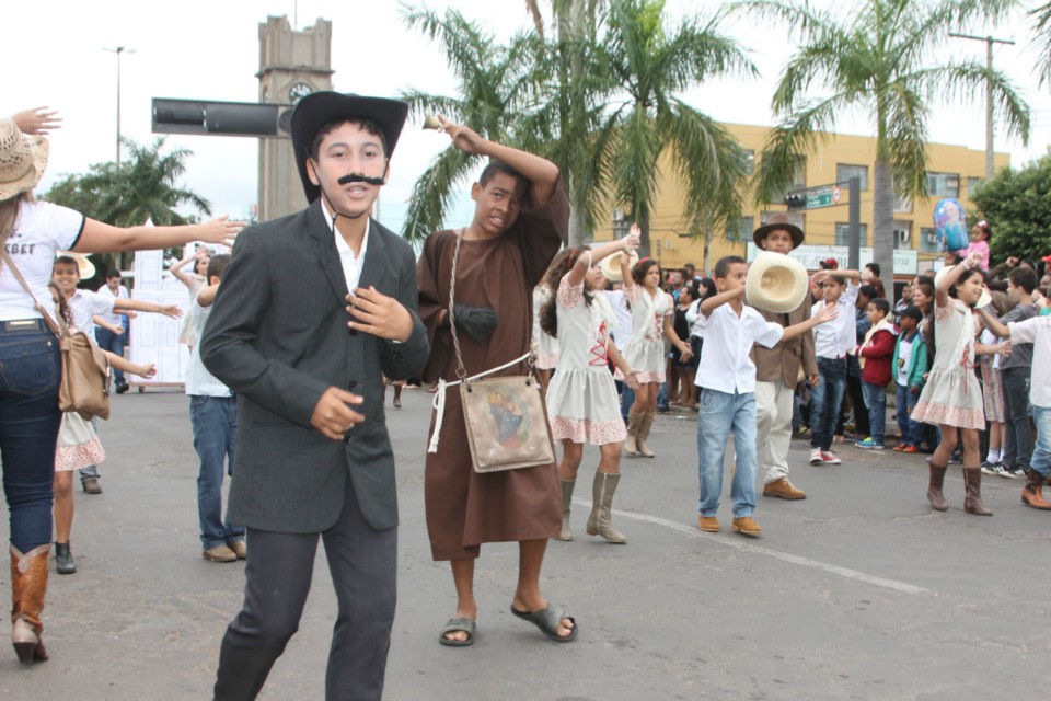 Desfile do Centenário reúne milhares de pessoas na Praça Ramez Tebet