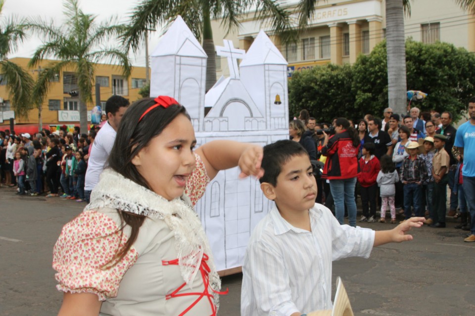 Desfile do Centenário reúne milhares de pessoas na Praça Ramez Tebet