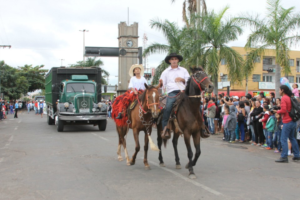 Desfile do Centenário reúne milhares de pessoas na Praça Ramez Tebet