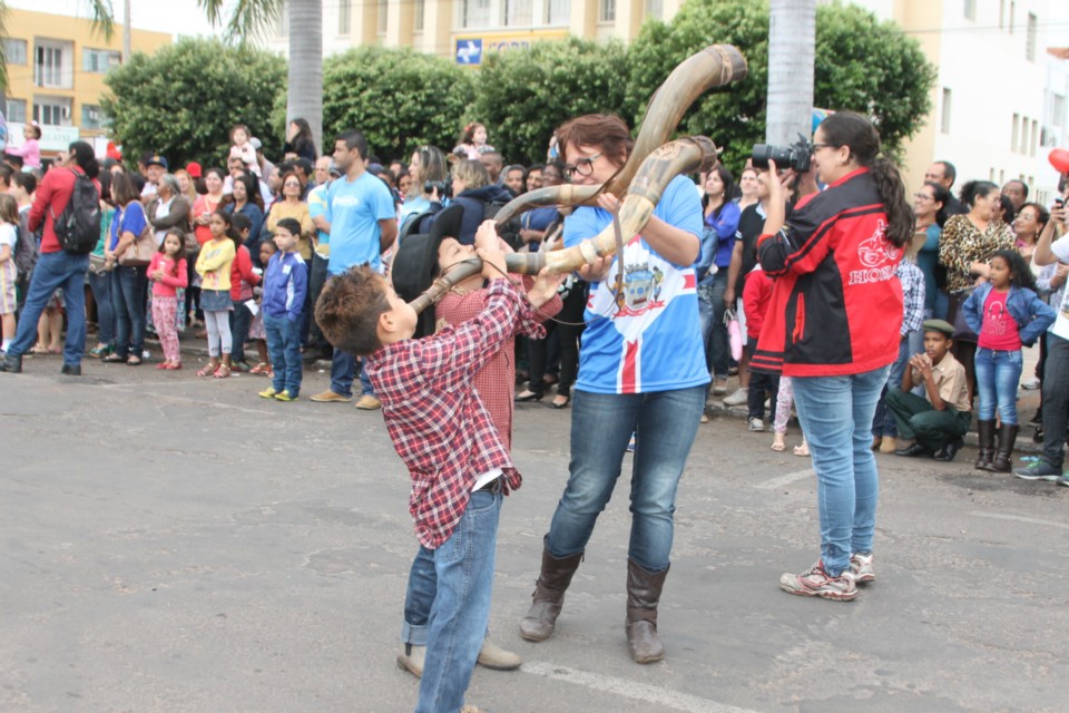 Desfile do Centenário reúne milhares de pessoas na Praça Ramez Tebet