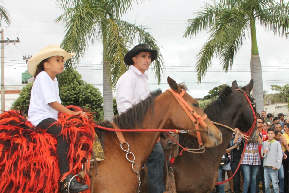 Desfile do Centenário reúne milhares de pessoas na Praça Ramez Tebet