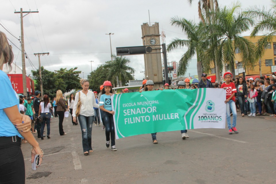 Desfile do Centenário reúne milhares de pessoas na Praça Ramez Tebet