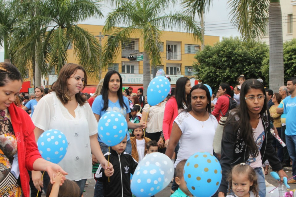 Desfile do Centenário reúne milhares de pessoas na Praça Ramez Tebet