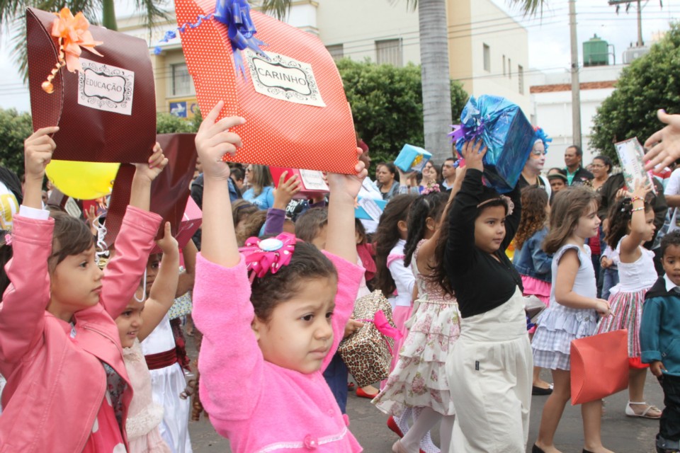 Desfile do Centenário reúne milhares de pessoas na Praça Ramez Tebet