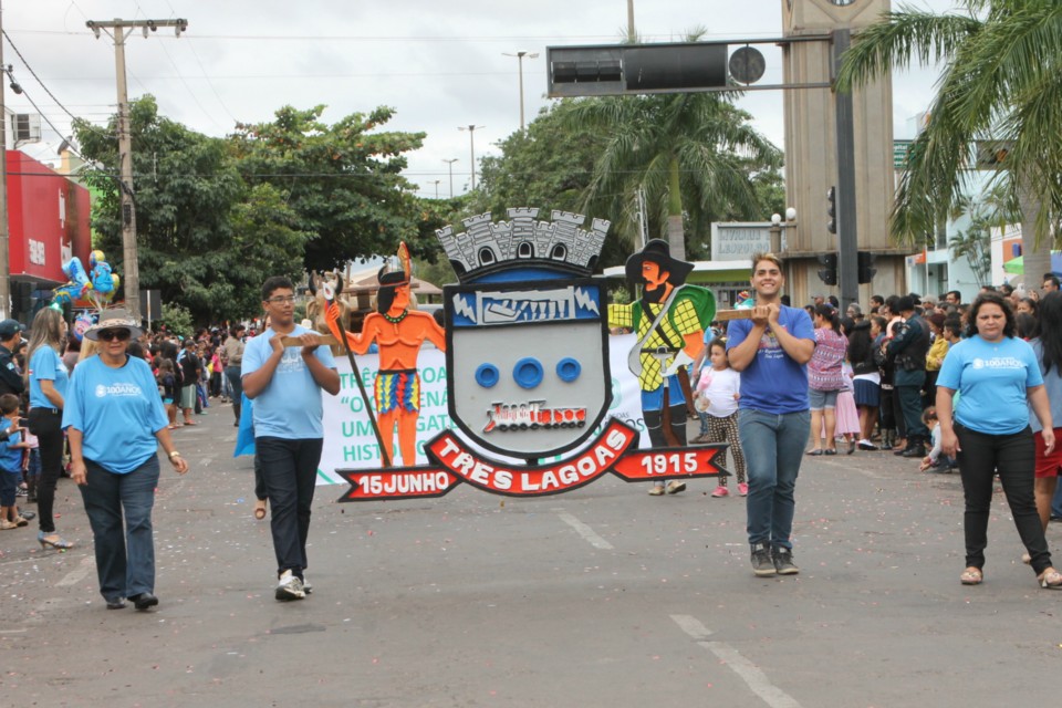 Desfile do Centenário reúne milhares de pessoas na Praça Ramez Tebet