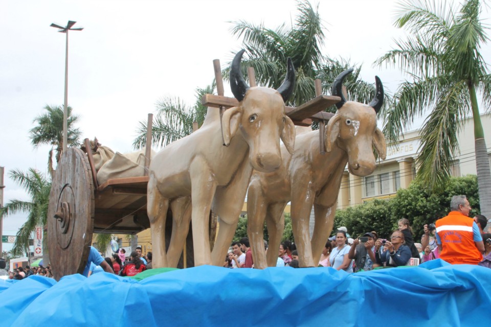 Desfile do Centenário reúne milhares de pessoas na Praça Ramez Tebet