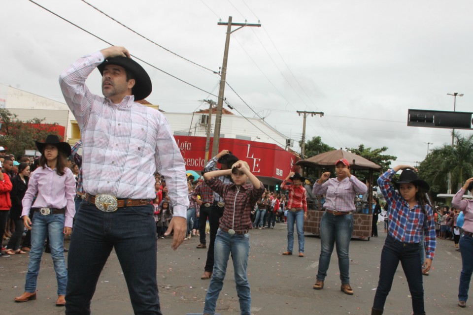 Desfile do Centenário reúne milhares de pessoas na Praça Ramez Tebet