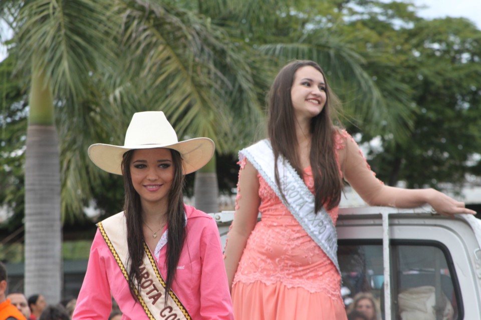 Desfile do Centenário reúne milhares de pessoas na Praça Ramez Tebet