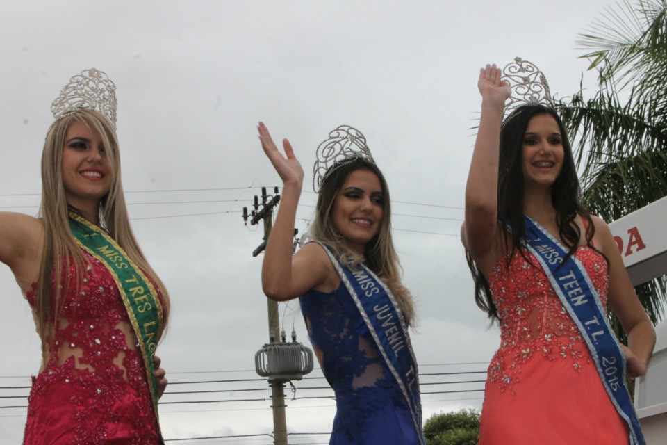 Desfile do Centenário reúne milhares de pessoas na Praça Ramez Tebet