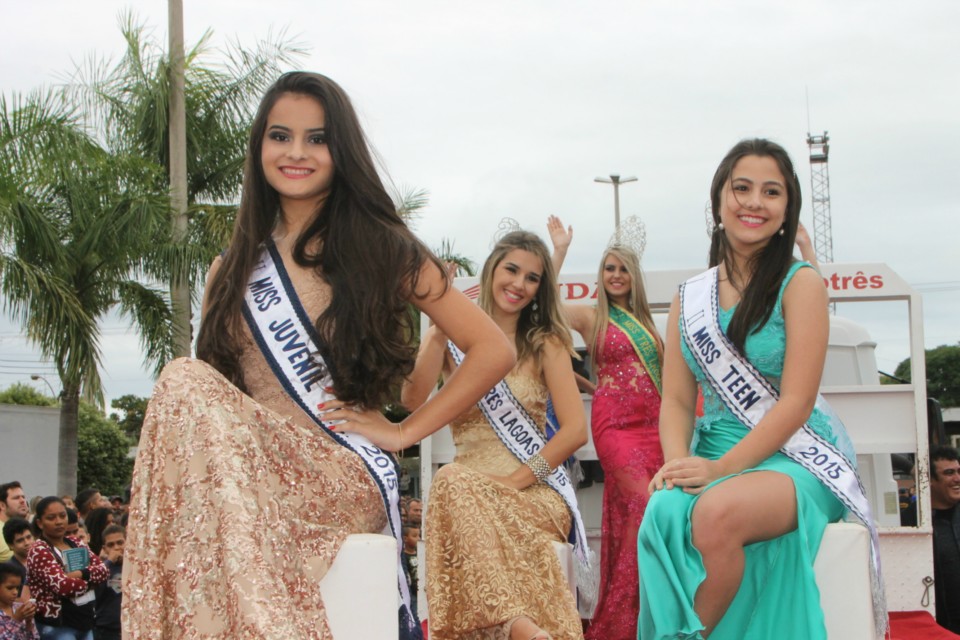 Desfile do Centenário reúne milhares de pessoas na Praça Ramez Tebet