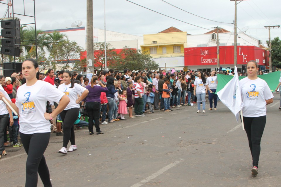 Desfile do Centenário reúne milhares de pessoas na Praça Ramez Tebet