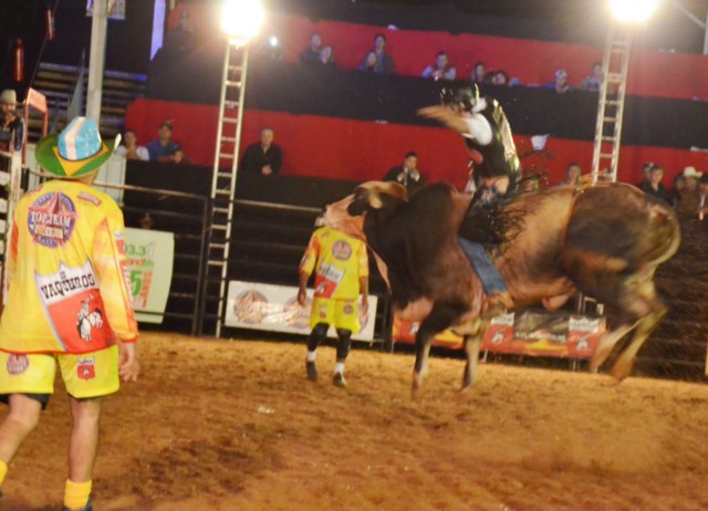 Prefeitura proporciona entrada franca no último dia de festa do ‘Três Lagoas Rodeo’