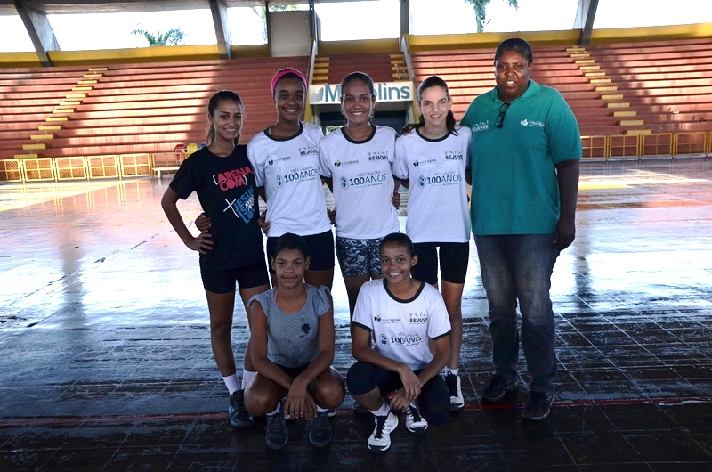 Técnica Ruth de Souza inicia treinamento com as atletas convocadas para seleção estadual de basquete