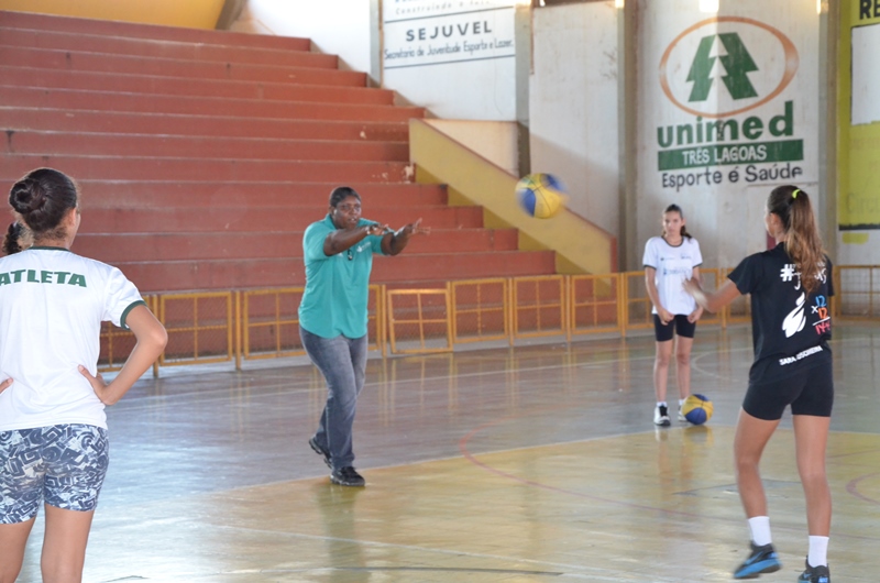 Técnica Ruth de Souza inicia treinamento com as atletas convocadas para seleção estadual de basquete