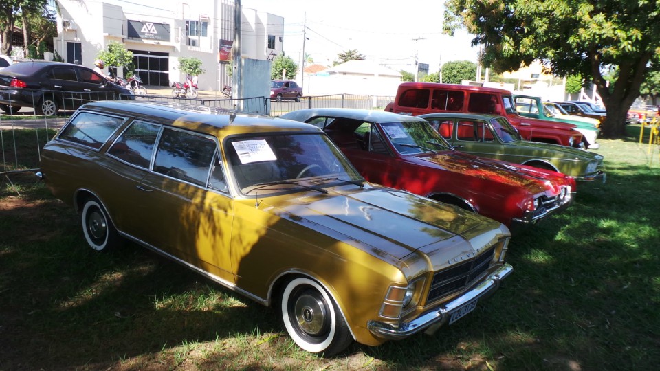 Exposição de carros antigos atrai atenção do público