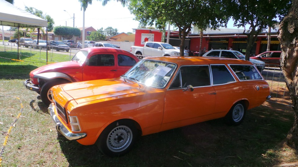 Exposição de carros antigos atrai atenção do público