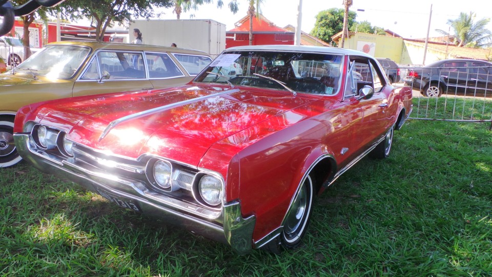 Exposição de carros antigos atrai atenção do público