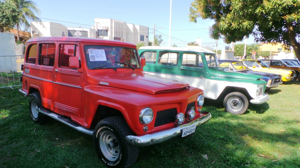 Exposição de carros antigos atrai atenção do público