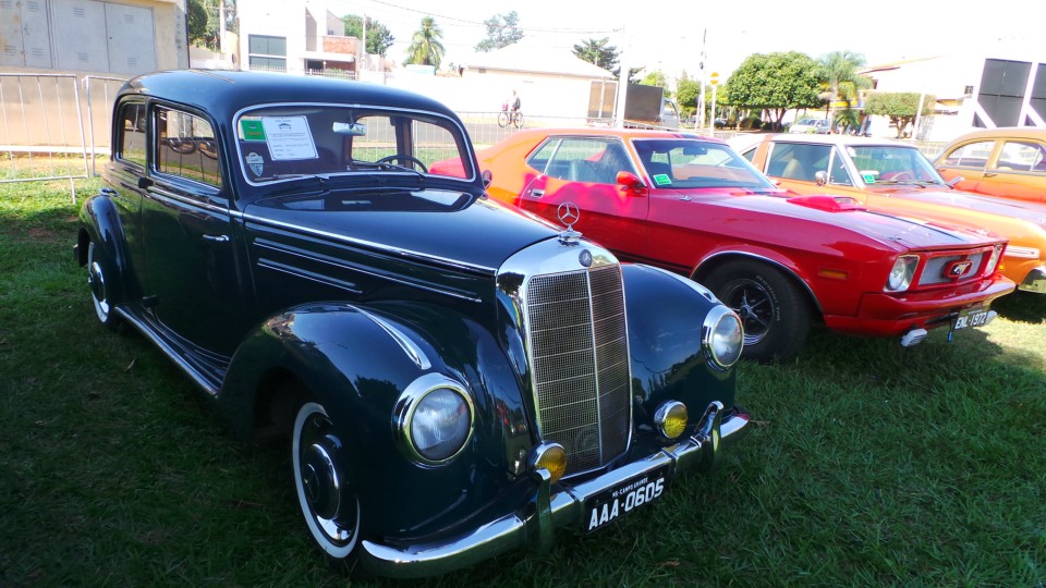 Exposição de carros antigos atrai atenção do público