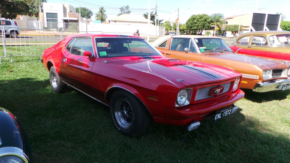 Exposição de carros antigos atrai atenção do público