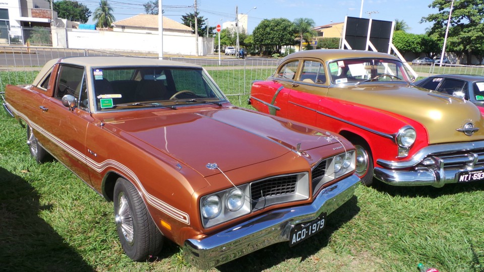 Exposição de carros antigos atrai atenção do público