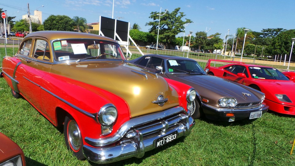 Exposição de carros antigos atrai atenção do público