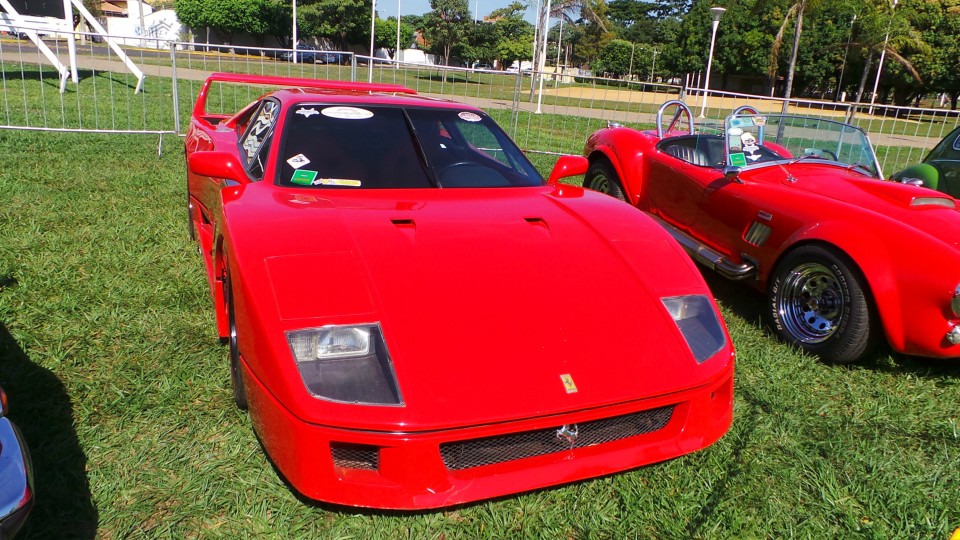 Exposição de carros antigos atrai atenção do público