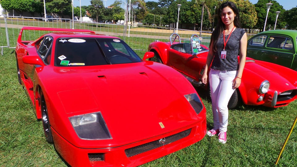 Exposição de carros antigos atrai atenção do público