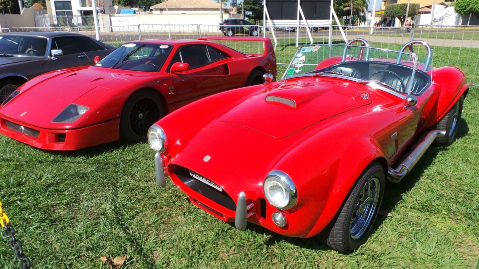 Exposição de carros antigos atrai atenção do público