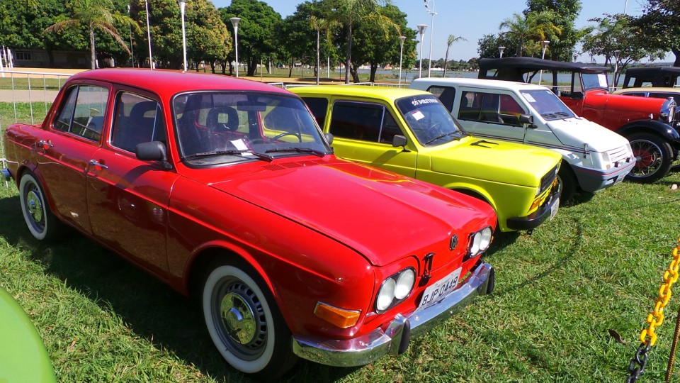 Exposição de carros antigos atrai atenção do público