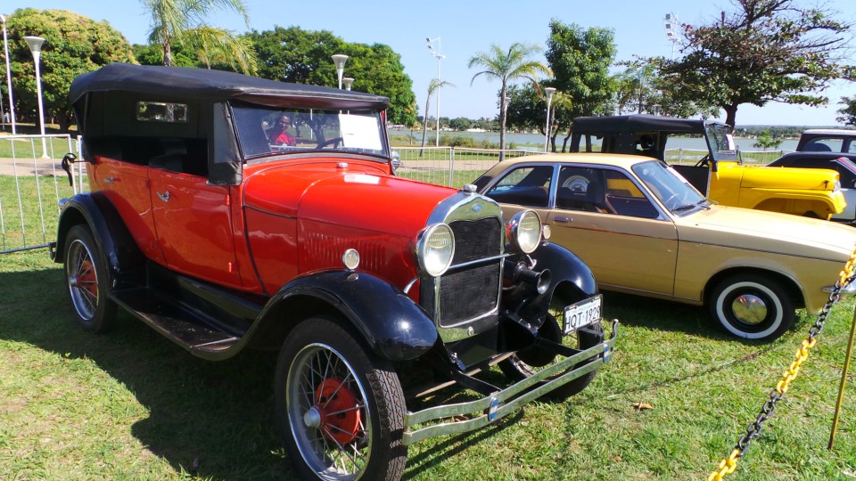 Exposição de carros antigos atrai atenção do público