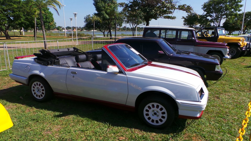 Exposição de carros antigos atrai atenção do público