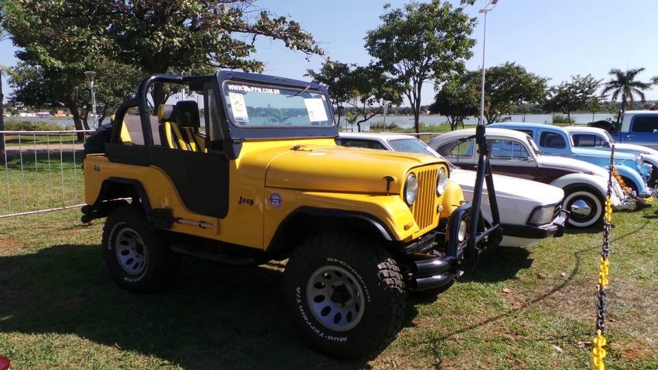 Exposição de carros antigos atrai atenção do público