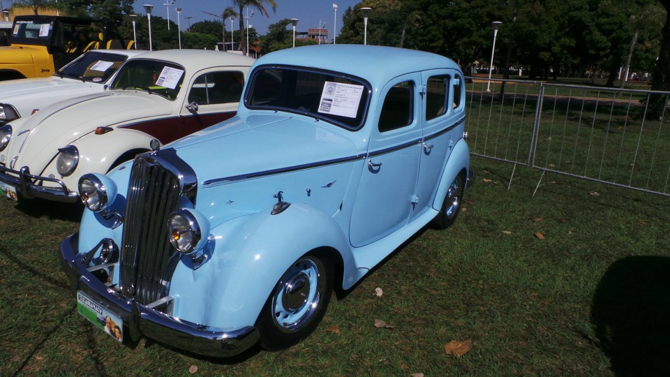 Exposição de carros antigos atrai atenção do público