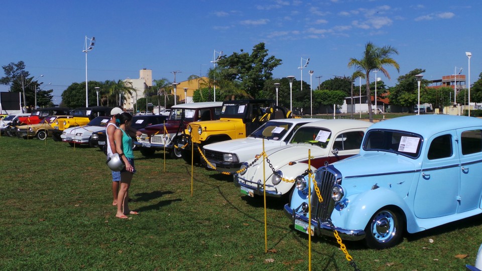 Exposição de carros antigos atrai atenção do público