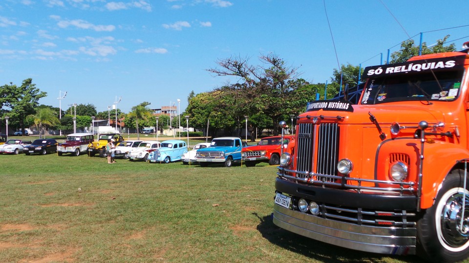 Exposição de carros antigos atrai atenção do público