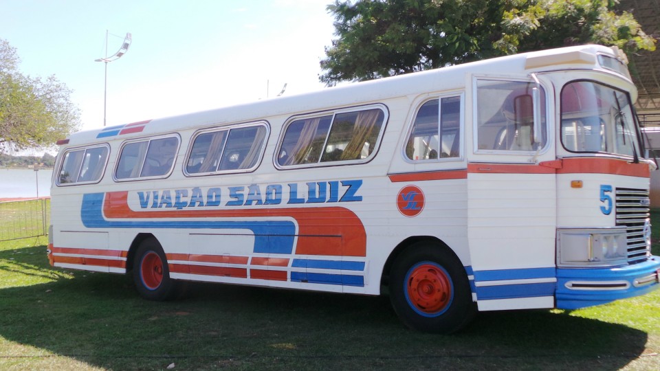 Exposição de carros antigos atrai atenção do público