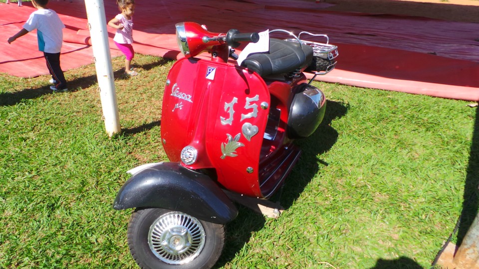 Exposição de carros antigos atrai atenção do público