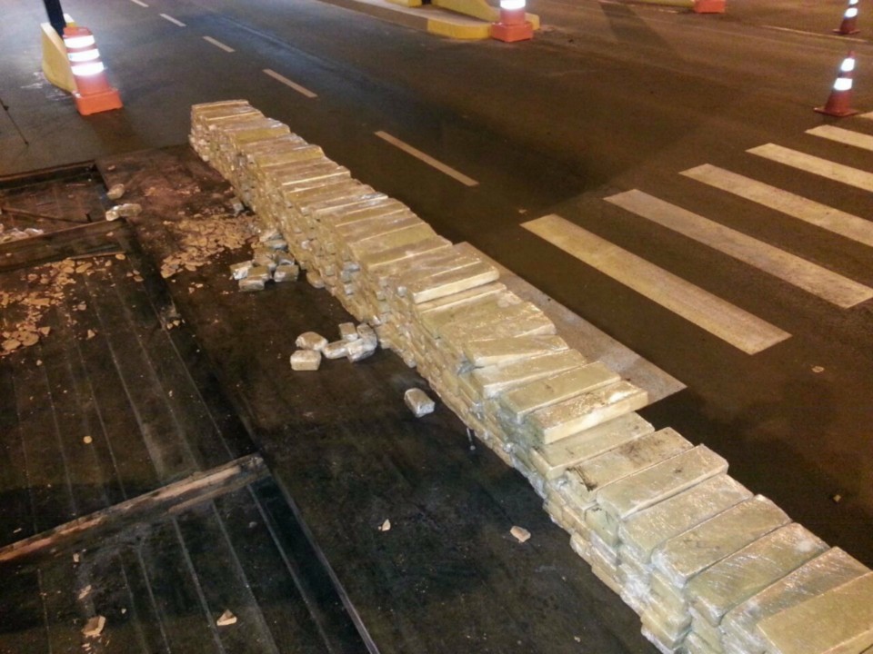 PRF descobre 660 quilos de maconha em fundo falso de caminhão que viria para Ponta Porã