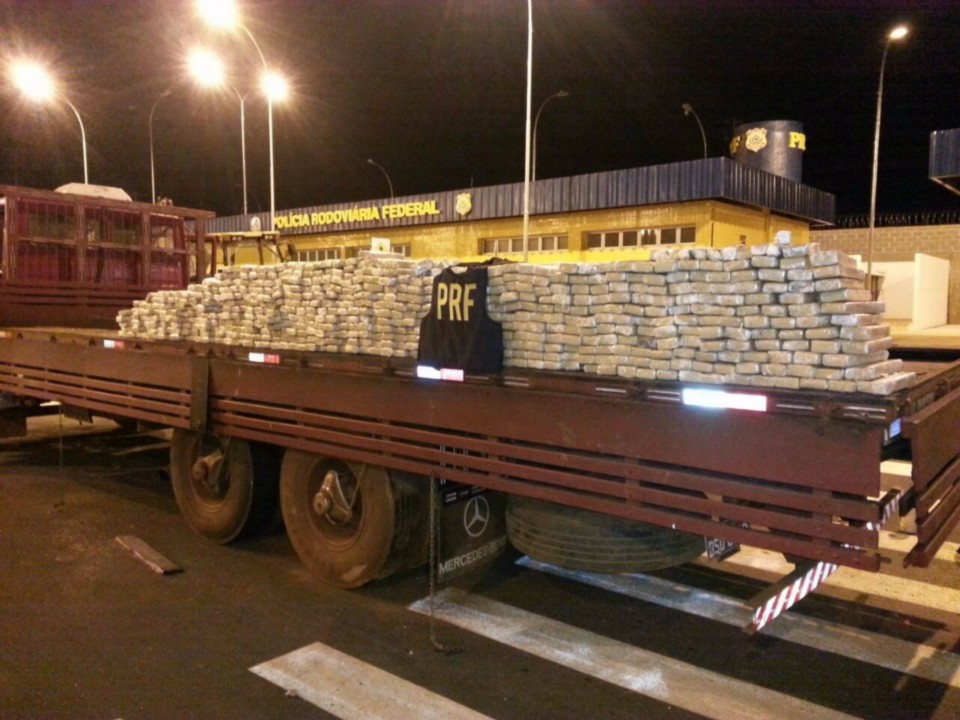 PRF descobre 660 quilos de maconha em fundo falso de caminhão que viria para Ponta Porã