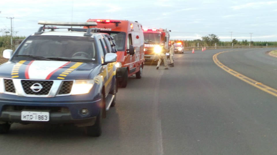 PRF e Bombeiros confirmam morte de condutor de carreta boiadeira na BR-158