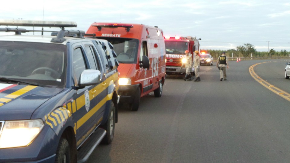 PRF e Bombeiros confirmam morte de condutor de carreta boiadeira na BR-158