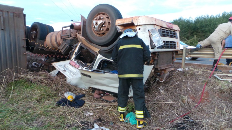 PRF e Bombeiros confirmam morte de condutor de carreta boiadeira na BR-158