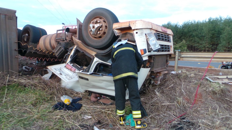 PRF e Bombeiros confirmam morte de condutor de carreta boiadeira na BR-158