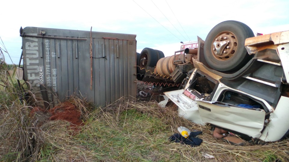 PRF e Bombeiros confirmam morte de condutor de carreta boiadeira na BR-158